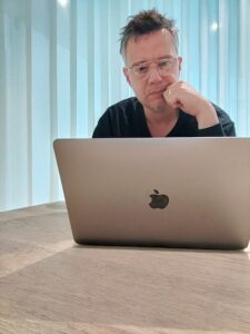 Due diligence-konsulent laver code review
